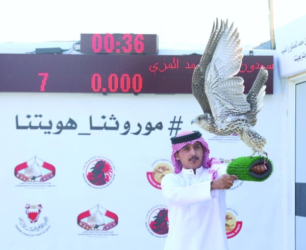 تتويج المحترفين والملاك في موسم ناصر بن حمد للصقور والصيد