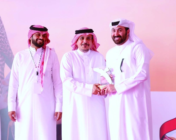 تتويج المحترفين والملاك في موسم ناصر بن حمد للصقور والصيد