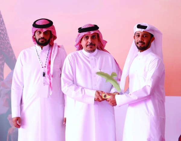 تتويج المحترفين والملاك في موسم ناصر بن حمد للصقور والصيد