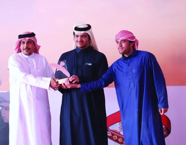 تتويج المحترفين والملاك في موسم ناصر بن حمد للصقور والصيد