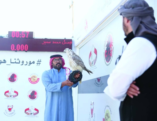 تتويج المحترفين والملاك في موسم ناصر بن حمد للصقور والصيد