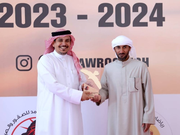 صقارو الإمارات يسيطرون على أشواط الجيرات في بطولة ناصر بن حمد الدولية للصقور&nbsp;