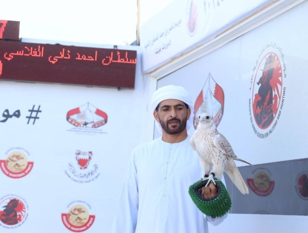 صقارو الإمارات يسيطرون على أشواط الجيرات في بطولة ناصر بن حمد الدولية للصقور&nbsp;