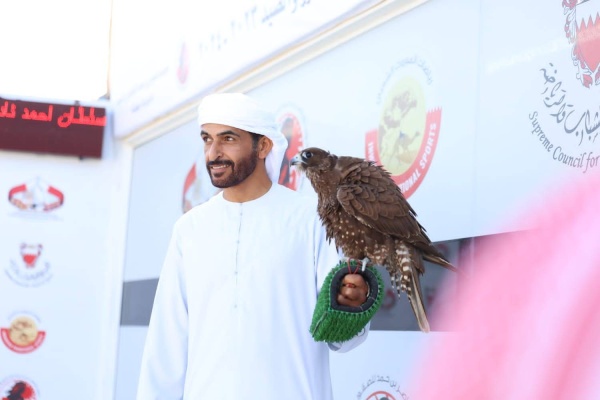 صقارو الإمارات يسيطرون على أشواط الجيرات في بطولة ناصر بن حمد الدولية للصقور&nbsp;