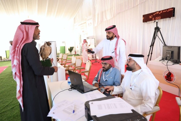 صقارو الإمارات يسيطرون على أشواط الجيرات في بطولة ناصر بن حمد الدولية للصقور&nbsp;