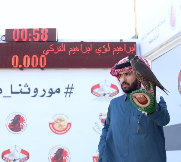 صقارو الإمارات يسيطرون على أشواط الجيرات في بطولة ناصر بن حمد الدولية للصقور&nbsp;
