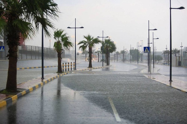 "المرور": أخذ الحيطة والحذر نظراً لتساقط الأمطار مصحوبة برياح شديدة السرعة