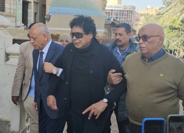 انهيار محمد منير في جنازة شقيقته (صور)