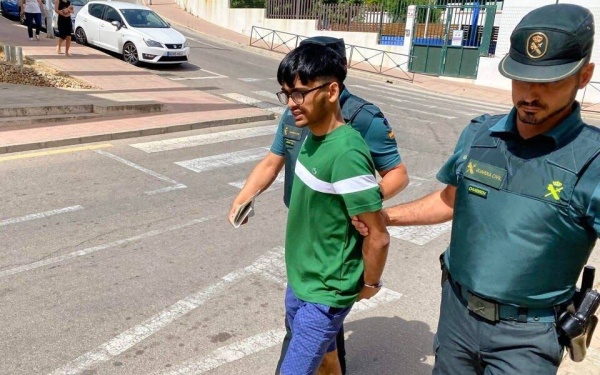 مقاتلات حربية ترافق طائرة مدنية من أجل طالب.. لن تصدق ما فعل