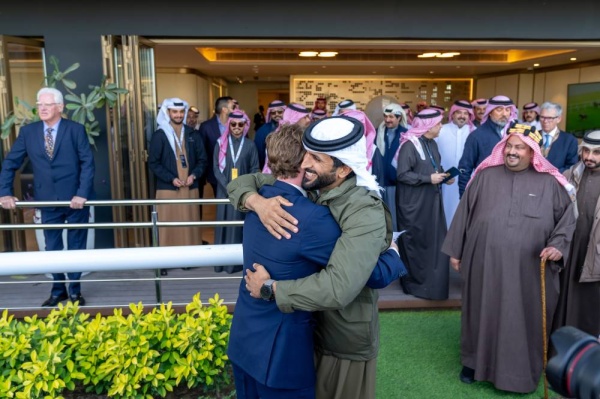 نيابةً عن ولي العهد رئيس الوزراء ... عيسى بن سلمان يتوج الفائزين بكؤوس ولي العهد