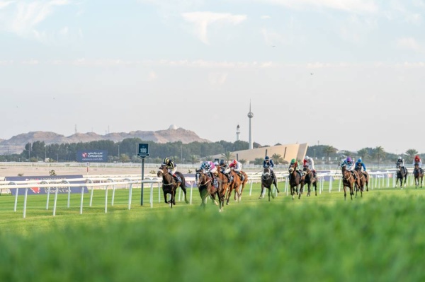 نيابةً عن ولي العهد رئيس الوزراء ... عيسى بن سلمان يتوج الفائزين بكؤوس ولي العهد