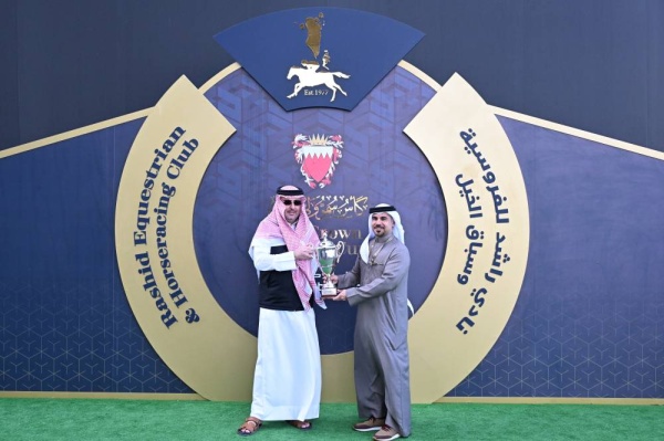 نيابةً عن ولي العهد رئيس الوزراء ... عيسى بن سلمان يتوج الفائزين بكؤوس ولي العهد