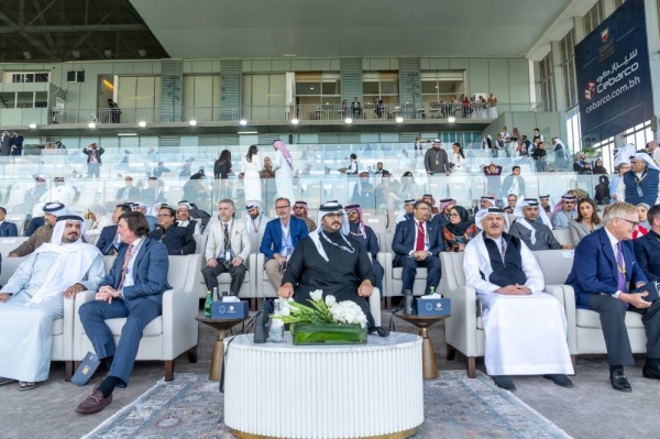 نيابةً عن ولي العهد رئيس الوزراء ... عيسى بن سلمان يتوج الفائزين بكؤوس ولي العهد