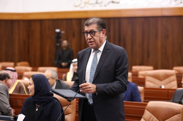 تَحَفُّظ فخرو يعيد "بطاقة المسنين" لـ"خدمات الشورى"