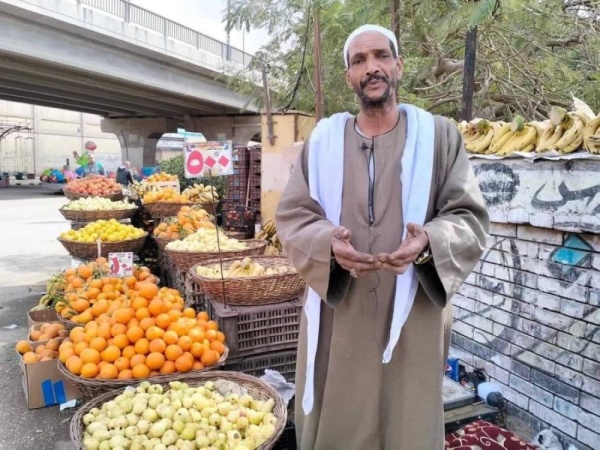 تفاعل مع بائع فاكهة مصري ألقى برتقالاً على شاحنات متوجهة إلى غزة