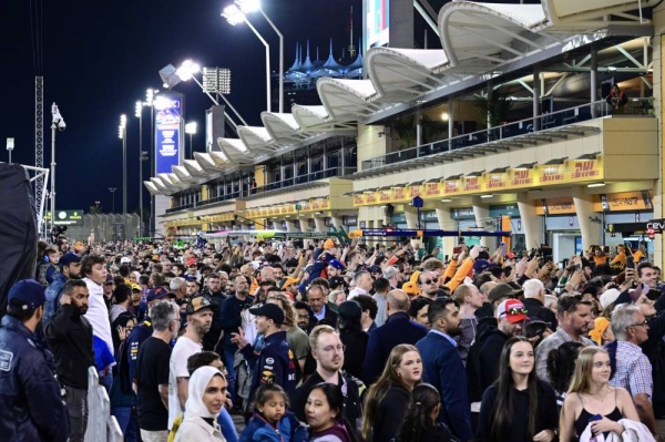 بالصور.. حضور كثيف في جولة ممرات الصيانة عشية إنطلاق سباق "الفورملا1"