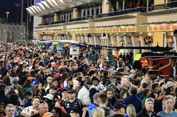 بالصور.. حضور كثيف في جولة ممرات الصيانة عشية إنطلاق سباق "الفورملا1"