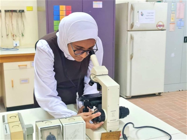 فاطمة يونس.. استثنائية في تجارب العلوم وطموحها دراسة الطب