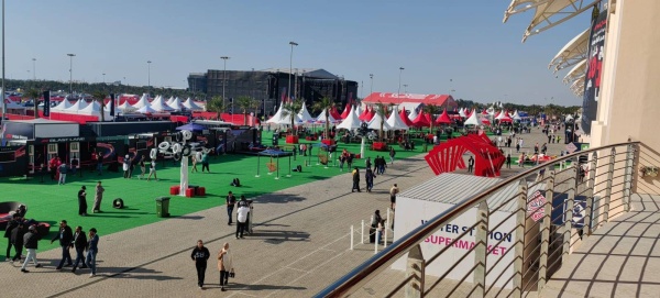 ساحات &laquo;الحلبة&raquo; تكتظ بالجماهير مع انطلاق &laquo;الفورمولا1&raquo;