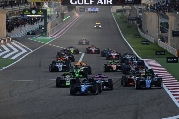 فيرستابن ينطلق أولاً في سباق الذكرى العشرين لجائزة البحرين الكبرى للفورمولا 1