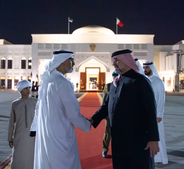 عبدالله بن حمد في وداع سمو ولي عهد ابوظبي لدى مغادرته البلاد