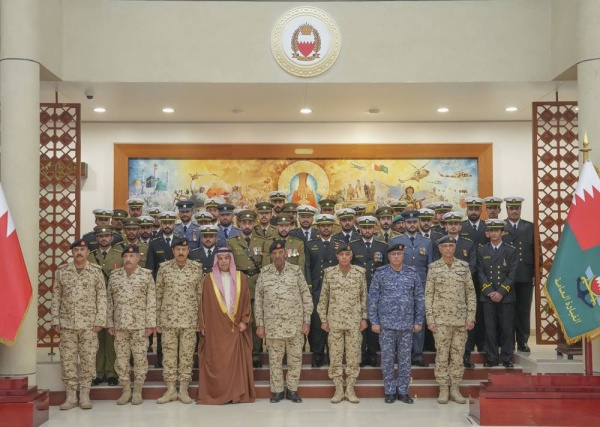 القائد العام لقوة دفاع البحرين يستقبل عدداً من الضباط الخريجين حديثاً من الكليات العسكرية والجامعات لأداء القسم القانوني&lrm;
