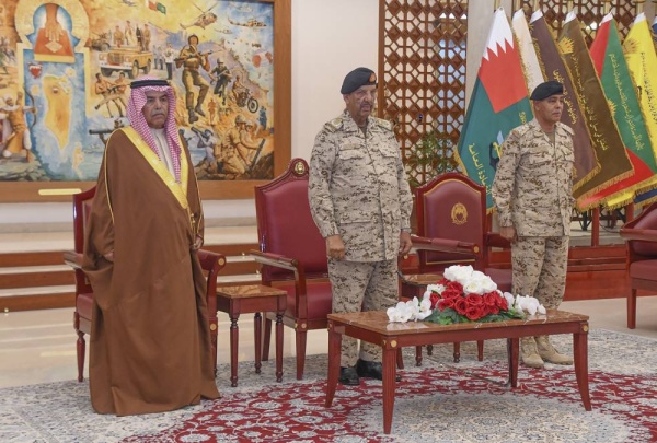 القائد العام لقوة دفاع البحرين يستقبل عدداً من الضباط الخريجين حديثاً من الكليات العسكرية والجامعات لأداء القسم القانوني&lrm;
