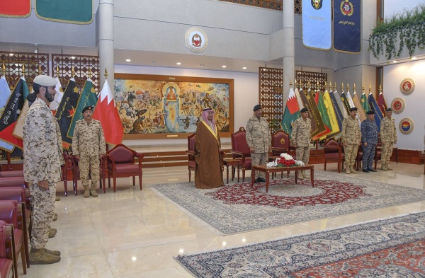 القائد العام لقوة دفاع البحرين يستقبل عدداً من الضباط الخريجين حديثاً من الكليات العسكرية والجامعات لأداء القسم القانوني&lrm;