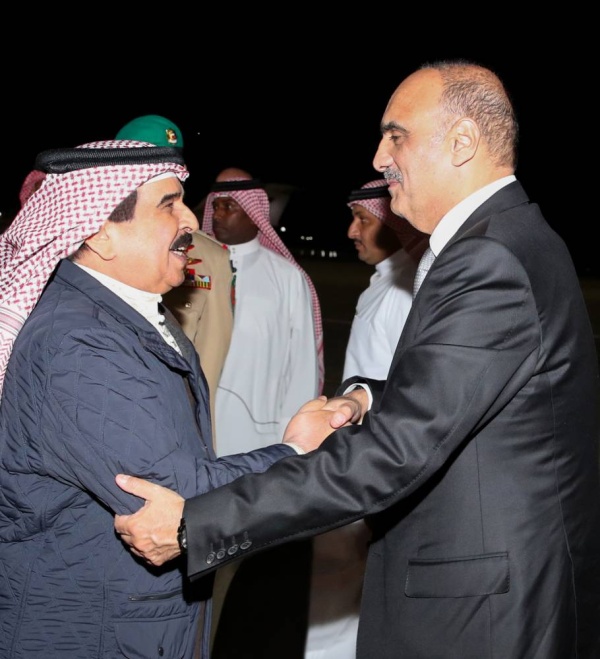 الملك في مقدمة مستقبلي عاهل الأردن لدى وصوله إلى البلاد