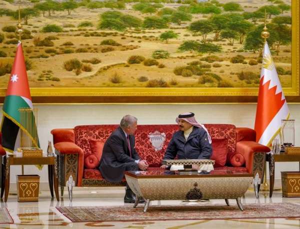 الملك في مقدمة مستقبلي عاهل الأردن لدى وصوله إلى البلاد