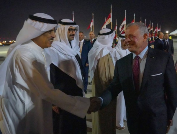 الملك في مقدمة مستقبلي عاهل الأردن لدى وصوله إلى البلاد