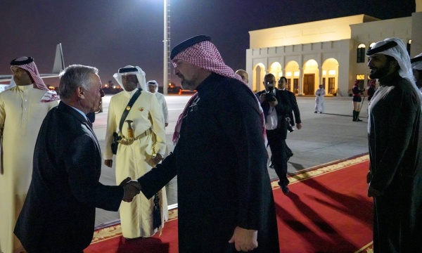 الملك في مقدمة مستقبلي عاهل الأردن لدى وصوله إلى البلاد