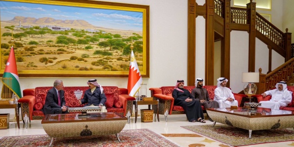 الملك في مقدمة مستقبلي عاهل الأردن لدى وصوله إلى البلاد