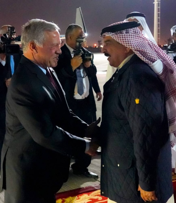 الملك في مقدمة مستقبلي عاهل الأردن لدى وصوله إلى البلاد