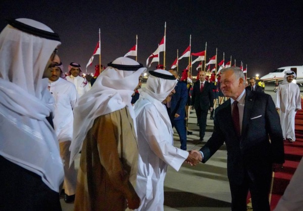 الملك في مقدمة مستقبلي عاهل الأردن لدى وصوله إلى البلاد