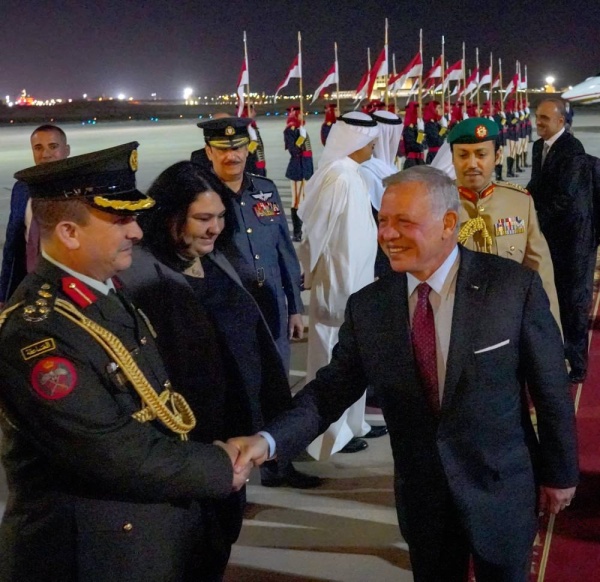 الملك في مقدمة مستقبلي عاهل الأردن لدى وصوله إلى البلاد