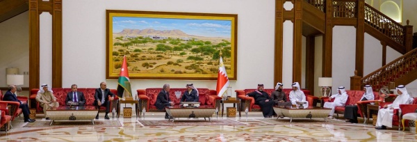 الملك في مقدمة مستقبلي عاهل الأردن لدى وصوله إلى البلاد