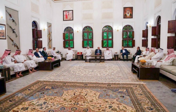 وزير الديوان الملكي والقائد العام لقوة دفاع البحرين يستقبلان عددًا من السفراء