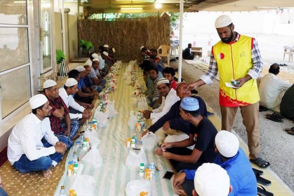 محافظ العاصمة يطلع على عملية توزيع وجبات إفطار صائم في عدد من المواقع