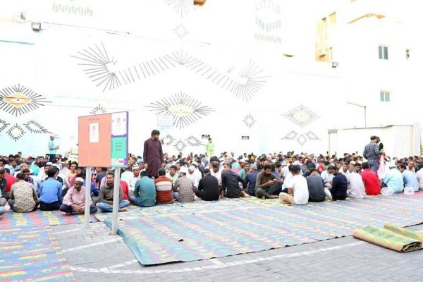 محافظ العاصمة يطلع على عملية توزيع وجبات إفطار صائم في عدد من المواقع