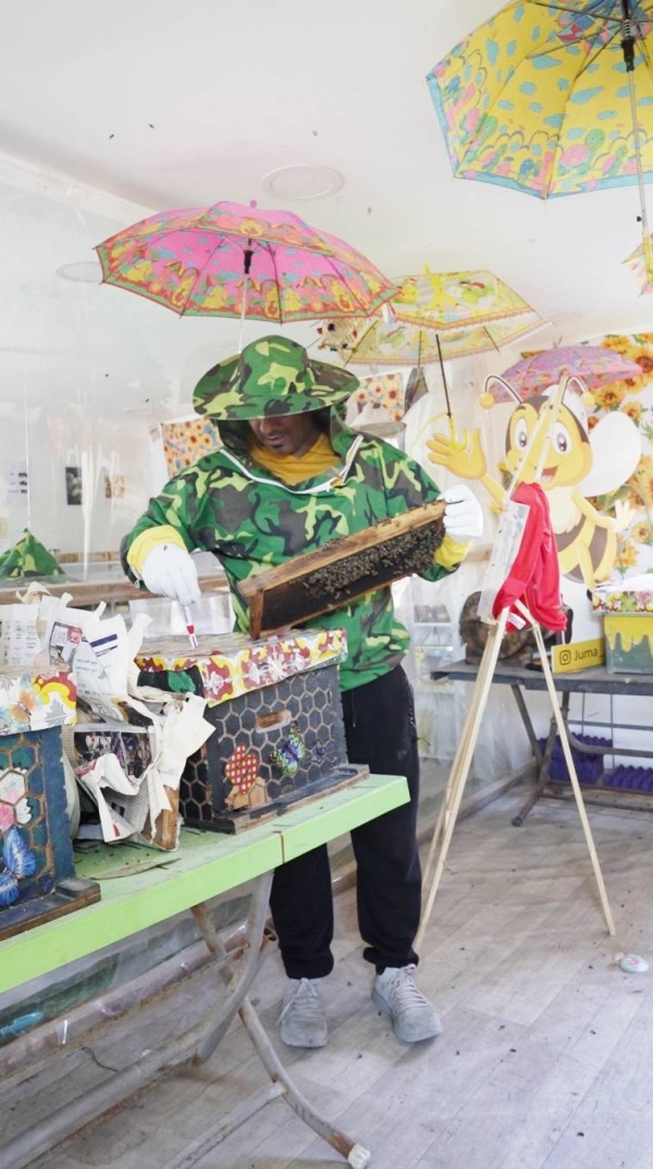 جمعة حمادة: أُربّي النحل منذ 30 سنة وابنتي ورثتني