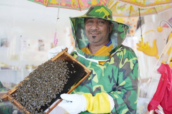 جمعة حمادة: أُربّي النحل منذ 30 سنة وابنتي ورثتني