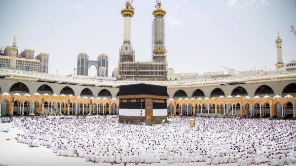 هندي يتخلى عن الهندوسية ويعتنق الإسلام في الحرم المكي (فيديو)