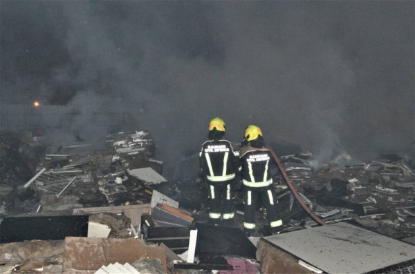 بالصور.. الدفاع المدني يخمد حريقاً اندلع في مخلفات أخشاب بمستودع بمنطقة المصلى