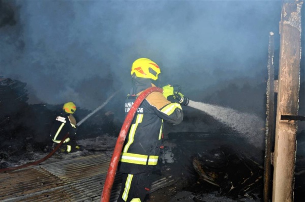 بالصور.. الدفاع المدني يخمد حريقاً اندلع في مخلفات أخشاب بمستودع بمنطقة المصلى