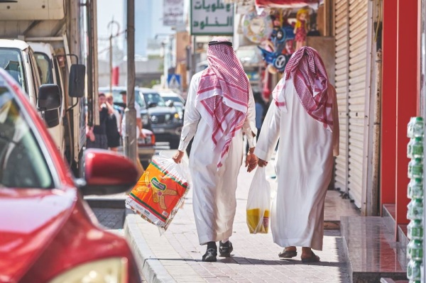 في العيد.. بوصلة المواطنين صوب "المجمعات" وانحسار طلب الغذائيات