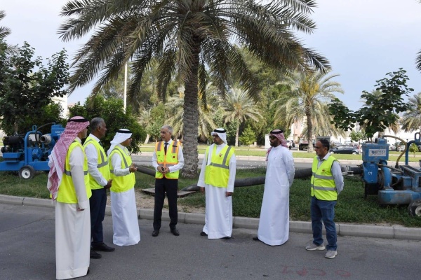 وزير الأشغال يتابع الخطوات الاستباقية للتعامل مع تجمعات الأمطار بالشوارع الرئيسية