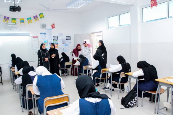 المدير العام لشؤون المدارس تتفقد عدداً من المدارس التي تشهد الامتحانات الوطنية