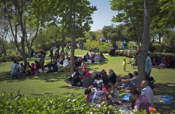 المصريون يستعدون للاحتفال بـ"شم النسيم" أقدم عيد فرعوني