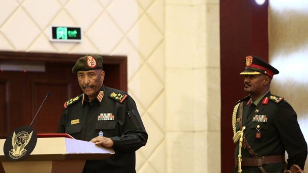 رئيس مجلس السيادة السوداني يشارك في مراسم دفن نجله في تركيا (فيديو)